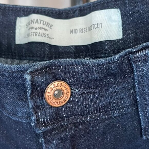 Levis Signature Mid Rise Boot Cut Jeans - Picture 2 of 6